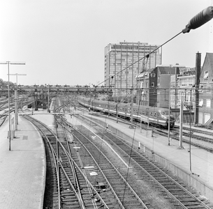 883102 Gezicht op het emplacement aan de westzijde van het N.S.-station Amsterdam C.S. te Amsterdam, met een electrisch ...